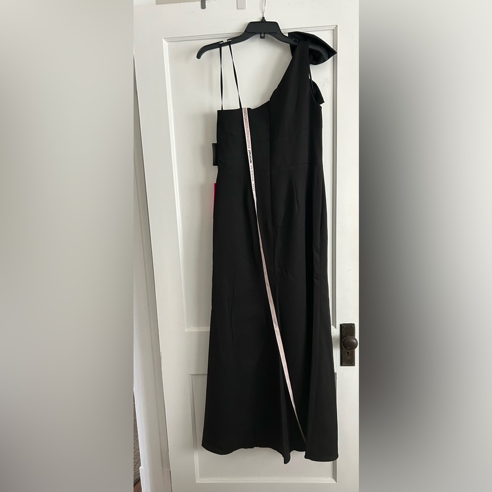 Elegant Black Sleeveless Dress - Picture 7 of 10